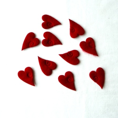 Filz Herzen, kreative Streuherzen aus Filz, leicht gewölbt, spitze Form, beidseitig rot 10 Stk, L 4,5 x B 3 cm