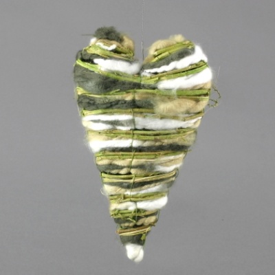 Herz aus Rebe mit Wolle, B20 x H35 cm. Türschmuck ganz im Basteltrend! Mit Wollkordeln in grün weiß.