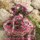 Blühende Pflanzschale aus Rattan mit passender Deko aus der Floristik. Kreativ pflanzen und gestalten!