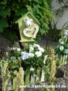 Balkonkasten einpflanzen! Ein Pflanzkasten aus Holz grün weiß bepflanzt und dekorier im Landhausstil