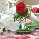 Tischdekoration für den festlichen Tisch rot weiß mit Rosen und Orchideen
