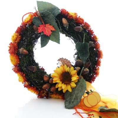 Herbstkranz selber machen! Rebenkranz mit Moos, Sonnenblume, Strohblumen und Herbstdeko