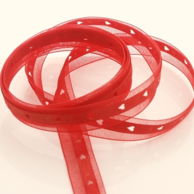 Band mit Herzen ausgestanzt in rot. B 15 mm, L 2 m. Ideal zum Basteln