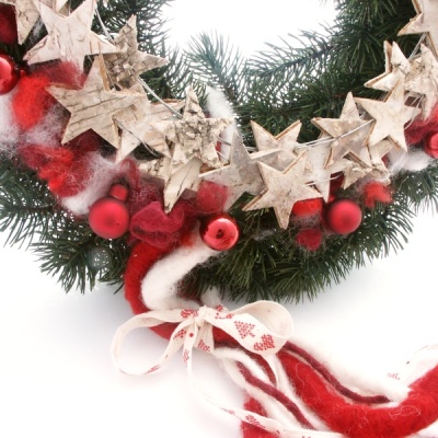 Türkranz Weihnachten selber machen, rot weiß mit Wollkordeln, Wolle und Birkensterne auf Tannenkranz künstlich dekoriert
