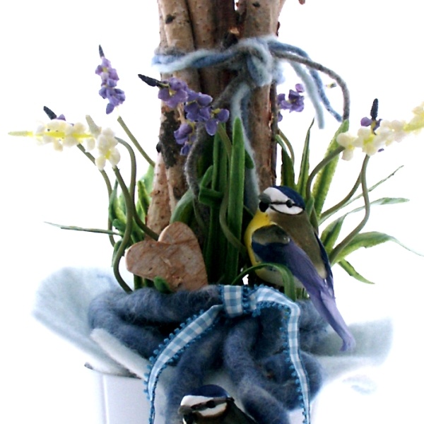 Osterstrauß, Frühjahrsstrauß mit Birkenzweigen, Blumen und Filzdeko in