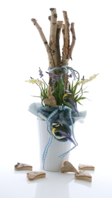 Osterstrauß, Frühjahrsstrauß mit Birkenzweigen, Blumen und Filzdeko in