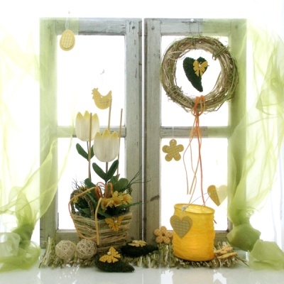 Fensterdeko für das Frühjahr, Kreative Fensterbank mit Rebenmatte und Deko