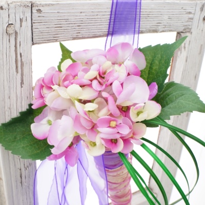 Hochzeitsdeko Kirchenbankschmuck lila rosa, mit Seidenblumen in Spitzvase zum selber machen