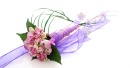 Hochzeitsdeko Kirchenbankschmuck lila rosa, mit Seidenblumen in Spitzvase zum selber machen