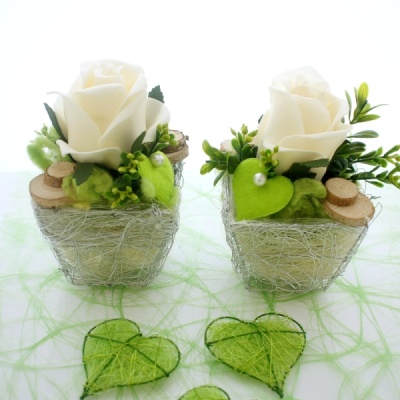 Tischgestecke Tischdeko für Hochzeit zum selber machen mit Rosen grün weiß in silberne Körbchen