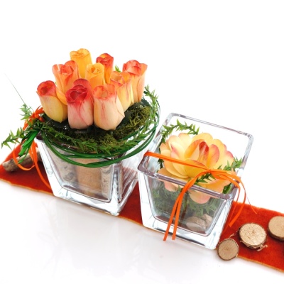 Tischdeko mit Glasvasen für Hochzeit und Feste! Blumengestecke mit Rosen in Glaswürfel zum selber machen