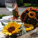 Herbstdeko für den Tisch mit Sonnenblumen, Filzblumen und Wollband zum Selbermachen