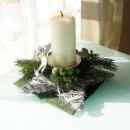 Tischdeko Weihnachten selber machen. Kerzenständer dekoriert Beeren, Tanne künstlich und Schaukelpferd aus Birke