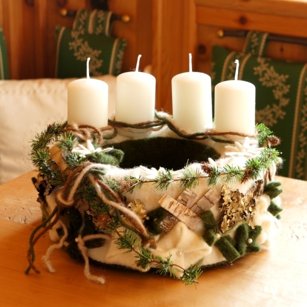 Adventskranz selber machen! Mit viel Wollband und Naturdeko ganz im La