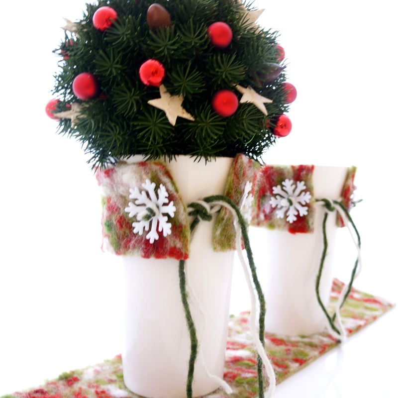 Weihnachtsstrauß! Vase mit Wollband meliert Happy. Dekoriert mit Tanne