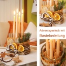 Adventsgesteck in großer Glasvase mit trendiger Deko und Wollband Happy meliert. Moderner Adventskranz  zum selber machen mit Bastelanleitung in natur braun orange