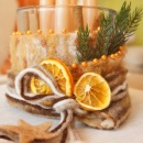 Adventsgesteck in großer Glasvase mit trendiger Deko und Wollband Happy meliert. Moderner Adventskranz  zum selber machen mit Bastelanleitung in natur braun orange