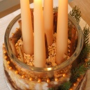 Adventsgesteck in großer Glasvase mit trendiger Deko und Wollband Happy meliert. Moderner Adventskranz  zum selber machen mit Bastelanleitung in natur braun orange