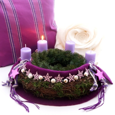 Adventskranz aus Rebe und Moos. Sehr kreativ dekoriert mit Wollband und Karosterne. In lila flieder zum selber machen.