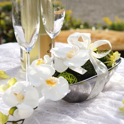 Tischdeko für Hochzeit mit Orchideen in silberne Keramikschale. Sehr edel zum selber dekorieren.