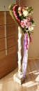 Hochzeit Kirchenschmuck, Moosherz auf Ständer floristisch mit Rosen, Hortensien und Lilien in rosa weiß dekoriert.