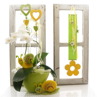 Fensterdeko im Frühling mit Blumenstecker und süßen Wollband - Schnecken zum selber machen