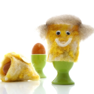 Lustige Eierwärmer aus Filz, mit Wollband Happy in vielen Farben zum Basteln mit Kinder toll geeignet.