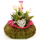 Grabschmuck Frühjahr, Grabvase im dicken Rebenkranz. Vase mit Frühlingsblumen in rosa weiß zum selber machen.