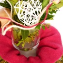 Grabschmuck Frühjahr, Grabvase im dicken Rebenkranz. Vase mit Frühlingsblumen in rosa weiß zum selber machen.