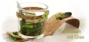 Glasvasen selber dekorieren für die Tischdekoration Frühling grün weiß zum selber basteln