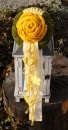 Türkranz Frühjahr mit großer Filzrose im Landhausstil. Mit Karoband gelb weiß für den Frühling zum selber machen