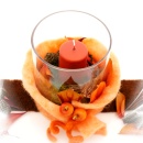 Tischdeko Herbst selber machen in Glasvase mit Wollband, Kerze und Naturfloristik