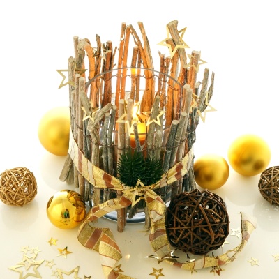 Tischdeko mit Glasvasen für Weihnachten selber machen, tolle Zweig Matte & Weihnachtsdeko in gold natur