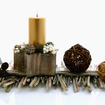 Tischdekoration Weihnachten selber machen im Naturlook mit Adventsgesteck auf Rebenmatte