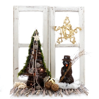 Fensterdeko Weihnachten Tannenbaum und Schneemann aus Rebe Naturfloristik im Landhausstil