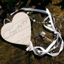 Hochzeit Herzen aus Holz, D 12,50 cm, GL 60 cm weiß, mit Bänder, Perlen, silber Herzen VE 1 Stk