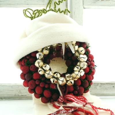 Türkranz Weihnachten mit Wollband im Landhausstil, roter Früchtekranz mit Glocken und Mütze zum selber machen.