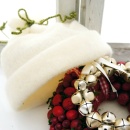 Türkranz Weihnachten mit Wollband im Landhausstil, roter Früchtekranz mit Glocken und Mütze zum selber machen.