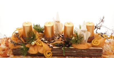 Adventsgesteck, Adventsschale mit vier Kerzenhalter in natur / gold mi