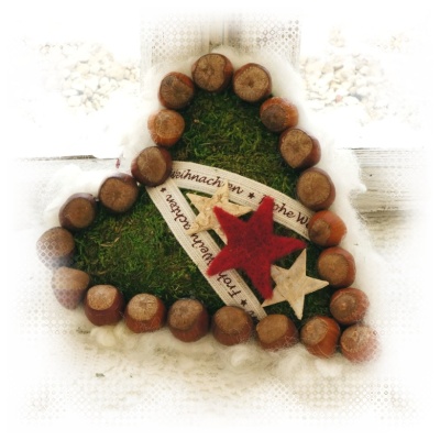 Türschmuck Herz Weihnachten. Moosherz groß dekoriert mit Nüsse und Wolle im Landhausstil zum selber machen