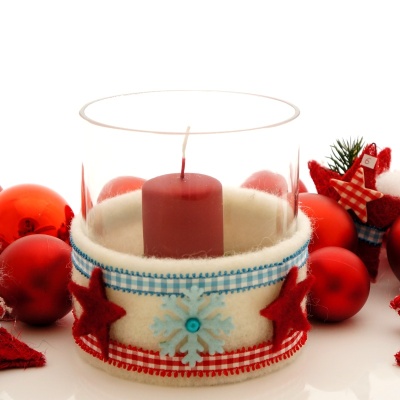 Tischdeko Weihnachten mit Glasvasen, großes Windlicht mit Wollband leicht selber dekorieren