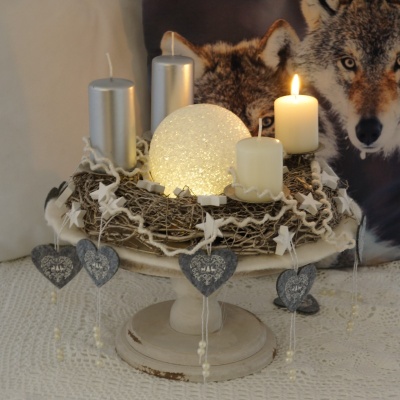 Adventskranz im Landhausstil, mit Leuchtkugel und Naturdeko aus Wolle, Holzsterne und Filzherzen