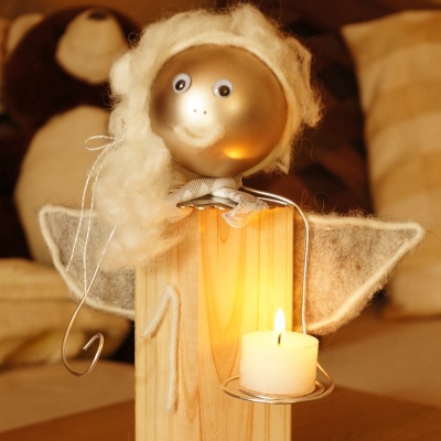 Engel aus Holzscheit basteln. Dekoengel aus Holz für Weihnachten selber machen