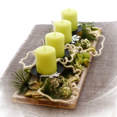 Adventsgesteck, Adventsschale mit vier Kerzen auf Holzschale im Landhausstil