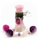 Glasvasen für Tischdeko selber dekorieren mit präparierten Rosen in rosa, weiß, flieder