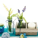 Tischdeko blau weiß für Frühjahr und Sommer mit Glasvasen, Glasflaschen & Wollband dekoriert