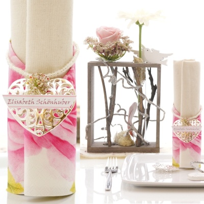 Tischdeko Hochzeit selber machen mit Glas rosa, weiß, natur im Landhausstil, vintage & shabby chic. Blumendeko im Reagenzglashalter
