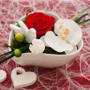 Tischdeko-Hochzeit-rot-weiß-klassisch mit Rosen präpariert & Orchideen in Herzschalen aus Keramik