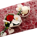 Tischdeko-Hochzeit-rot-weiß-klassisch mit Rosen präpariert & Orchideen in Herzschalen aus Keramik