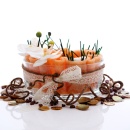 Tischdeko Hochzeit für runde Tische, mit runder Glasschale und Wollband im kreativen Look weiß apricot